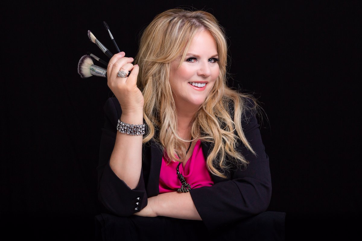 TheALISTscv's tweet photo. 3 makeup mistakes that women do that make them look older by @SallyVanS https://t.co/QwqtnlLwxV https://t.co/KPSrFVX1yY