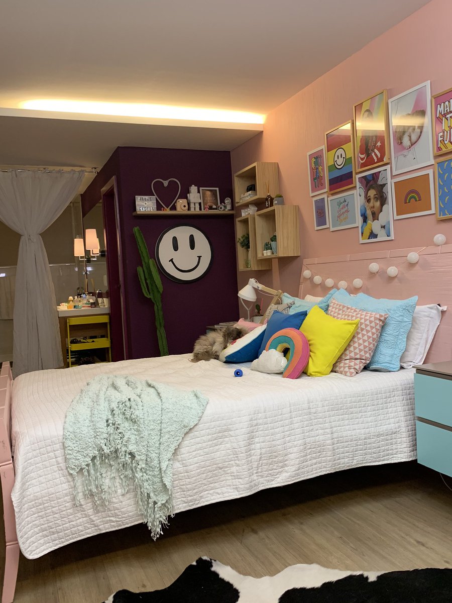 funBABE's tweet photo. mamain faz live e ela fica no fundo fazendo charme https://t.co/SHaiJChR8J