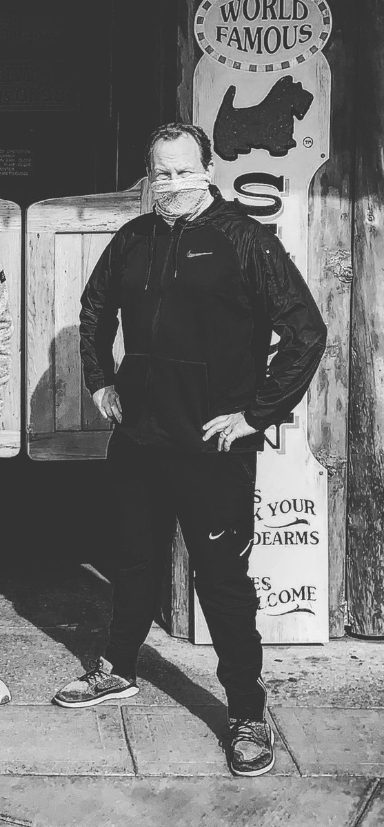 ChrisEgan5's tweet photo. I wear a mask in hopes it may get kids in WA back to school and playing sports again at all levels. I'm also wearing it as a show of respect for the those around me and for everyone with compromised immune systems. And I also kind of feel cool in it ? #K5MaskUp  #WearAMaskWA https://t.co/TjaS1t5X4g