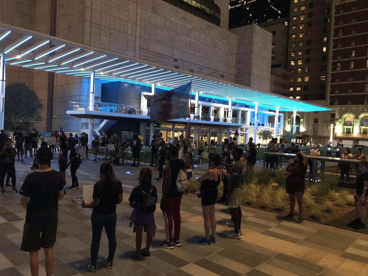 Manymysticmeow's tweet photo. #blacklivesmatterdallas #blackwomenmatter #dallasprotest #dallasprotests #nojusticenopeace #nextgenerationactionnetwork #wetakethestreets @wetakethestreets1 https://t.co/hg006fnD93