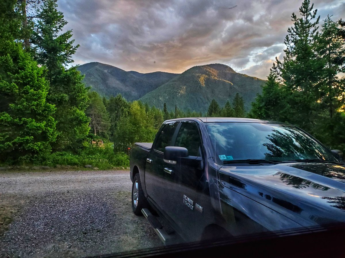 IsenbargerMolly's tweet photo. So one of the reasons I loved this particular rv was this front window. Usually my view is a camper across from me. But not this time! Not bad. Not bad at all! 🤗😍 https://t.co/XNQo4qwYr0