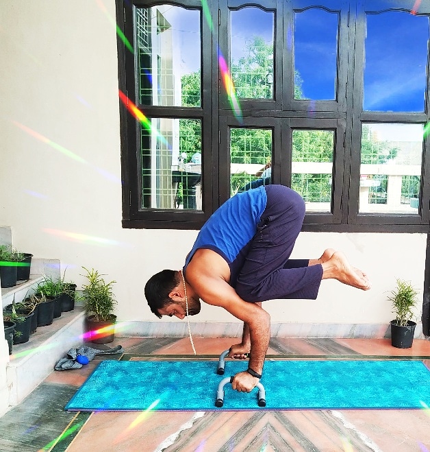 priyeyadavindia's tweet photo. “Yoga is the journey of the self, through the self, to the self.” 
#yogajournal #indianyogi #ashtangi
#yoga #Yoga #yogajourney  #yogapose #yogalife  #yogaathome
#yogaeverydamnday #yogalove  #yogadaily  #yogainspiration #yogachallenge #yogaprogress #balancing #balancingpose https://t.co/6E1eOXXEul