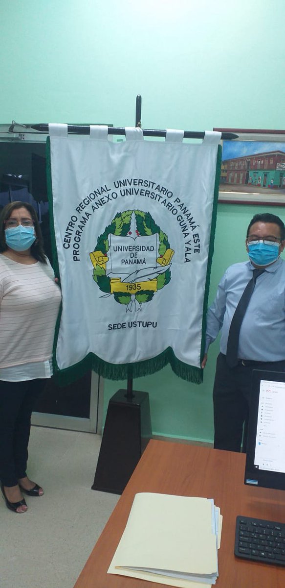 Entrega de estandarte para el Programa Anexo de Ustupu al coordinador Tito Libio Martínez.