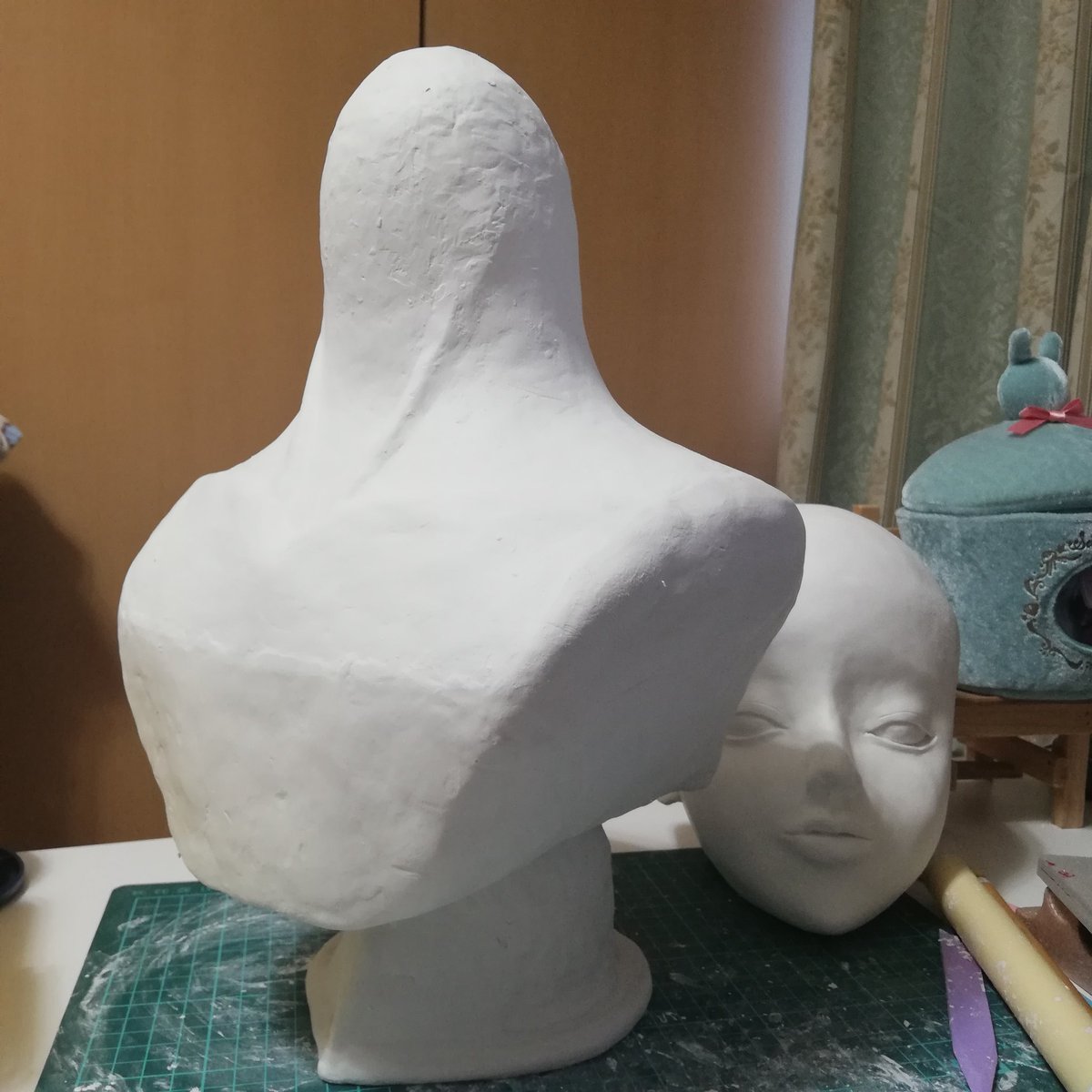 のの乃 100均のヘッドマネキンを芯に作っている自作ヘッドマネキン トルソー ですが こうなりました 大体の造形はほぼ完成で あとは形を整えてヤスリをかけて色を塗る工程が残っているよ