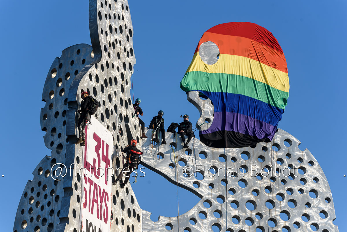 Soli-Kletteraktion für das von Räumung bedrohten, #queer-feministischen Hausprojekt #Liebig34: 'Molecule Man' mit Regenbogensturmhaube & Rock, sowie Transpi '#L34 stays - Wohnraum ist keine Ware'
#MoleculeMan #liebig34stays #liebig34bleibt #b1407