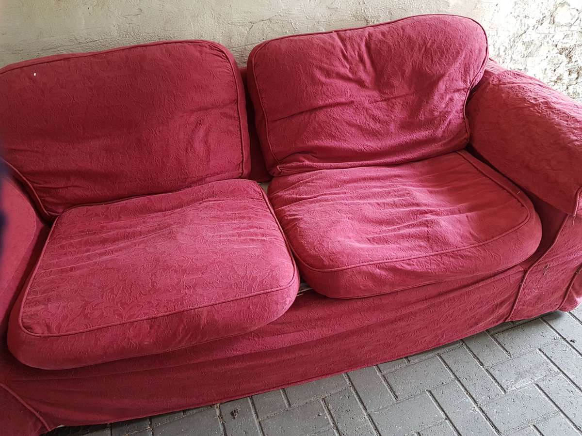 PrioryMiddleham's tweet image. 2/3 seater free to a good home. Dimensions Width 200 cm, Depth 95 cm, Height 80 cm.
Washable cover