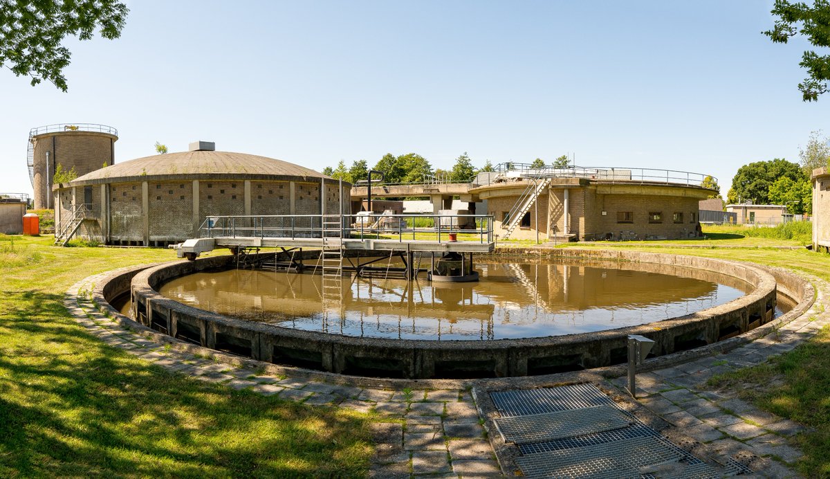 De #rioolwaterzuivering in #Vriezenveen is erg verouderd en wordt gerenoveerd. Na de zomervakantie starten we met de voorbereiding. We gaan zuiveren volgens de Nereda® Technologie. Zuiveringstechnologie die veel voordelen biedt. #duurzaam #energieneutraal vechtstromen.nl/vriezenveen