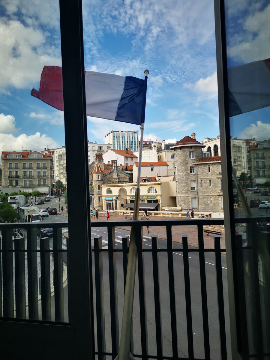 NotreBiarritz's tweet photo. Avant la cérémonie
#14juillet https://t.co/9UffVG8PVk