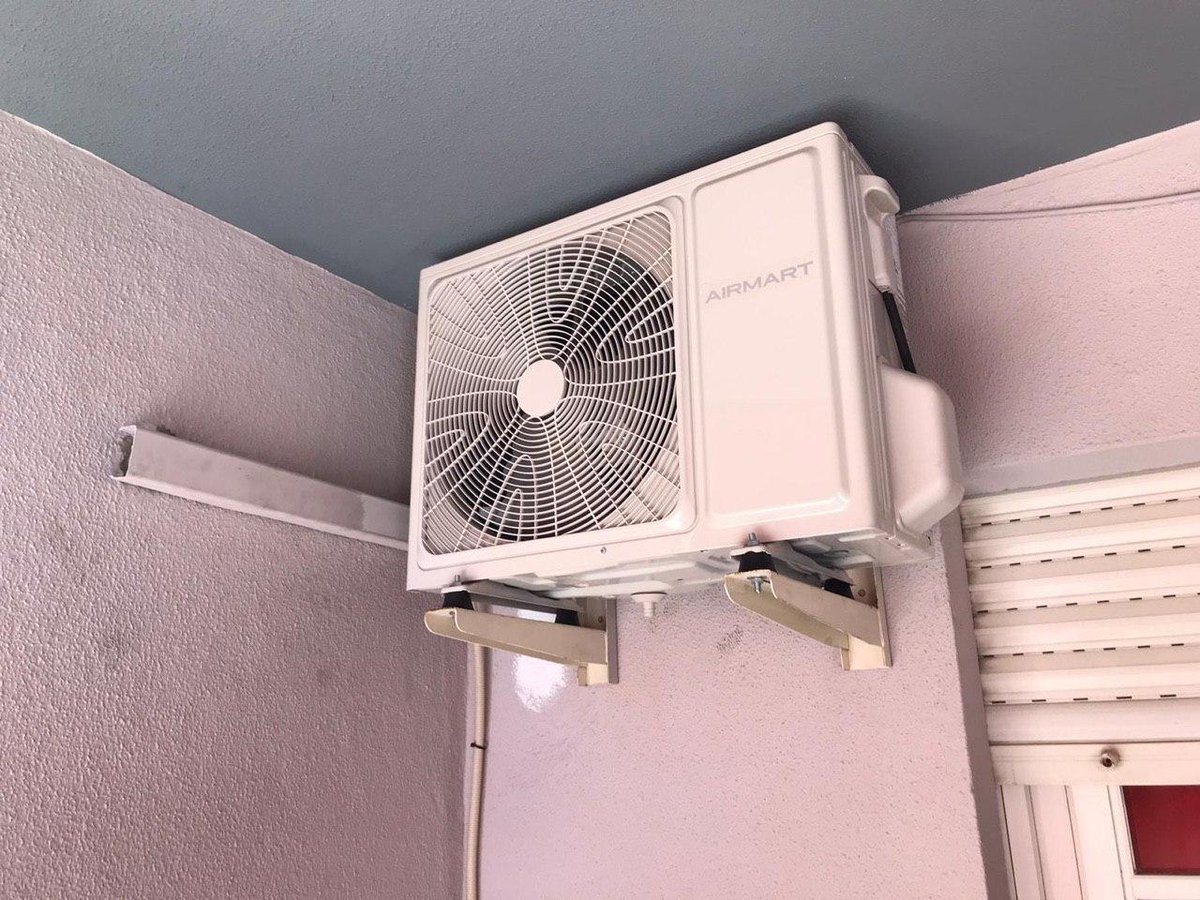 HnosSuarez's tweet photo. Reformas Hnos Suarez, ayer terminamos la instalación del Aire Acondicionado en Av.Velázquez en Málaga.
Lo más importante, es que respires aire limpio y fresco...💨❄️ https://t.co/yFytTGTqA1
