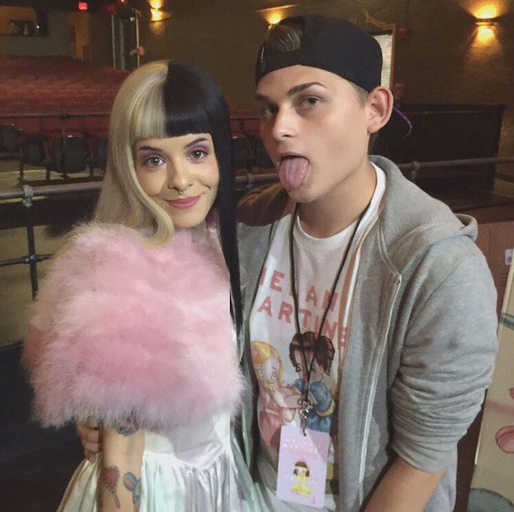 CRYBABY_FR's tweet photo. Melanie décrivant ses fans 

« Extrêmement attentifs, créatifs, passionnés, émotionnels et obsessionnels. Je peux m’identifier à eux de cette façon. Bien sûr, j’exprime ces caractéristiques d’une manière très différente. J’utilise ma musique et mon art comme déversoir » https://t.co/HQUFB403KW