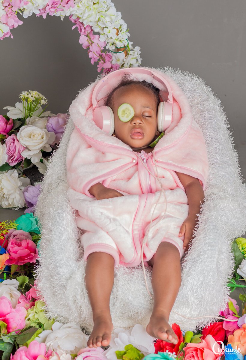 Itsmercyboi's tweet photo. T.E.N.I goes to SPA...
Wardrop manager: @oludareesther 
Flower: @rainbow_jevents 
Shot by @oyekunlephotography 
#oneyearold #1year #babyshoot @ladyinredng #thephotographycircle #oyekunlephotography #abujabirthdays #babybirthday #tuesdayvibes https://t.co/Yt7By0dtUk