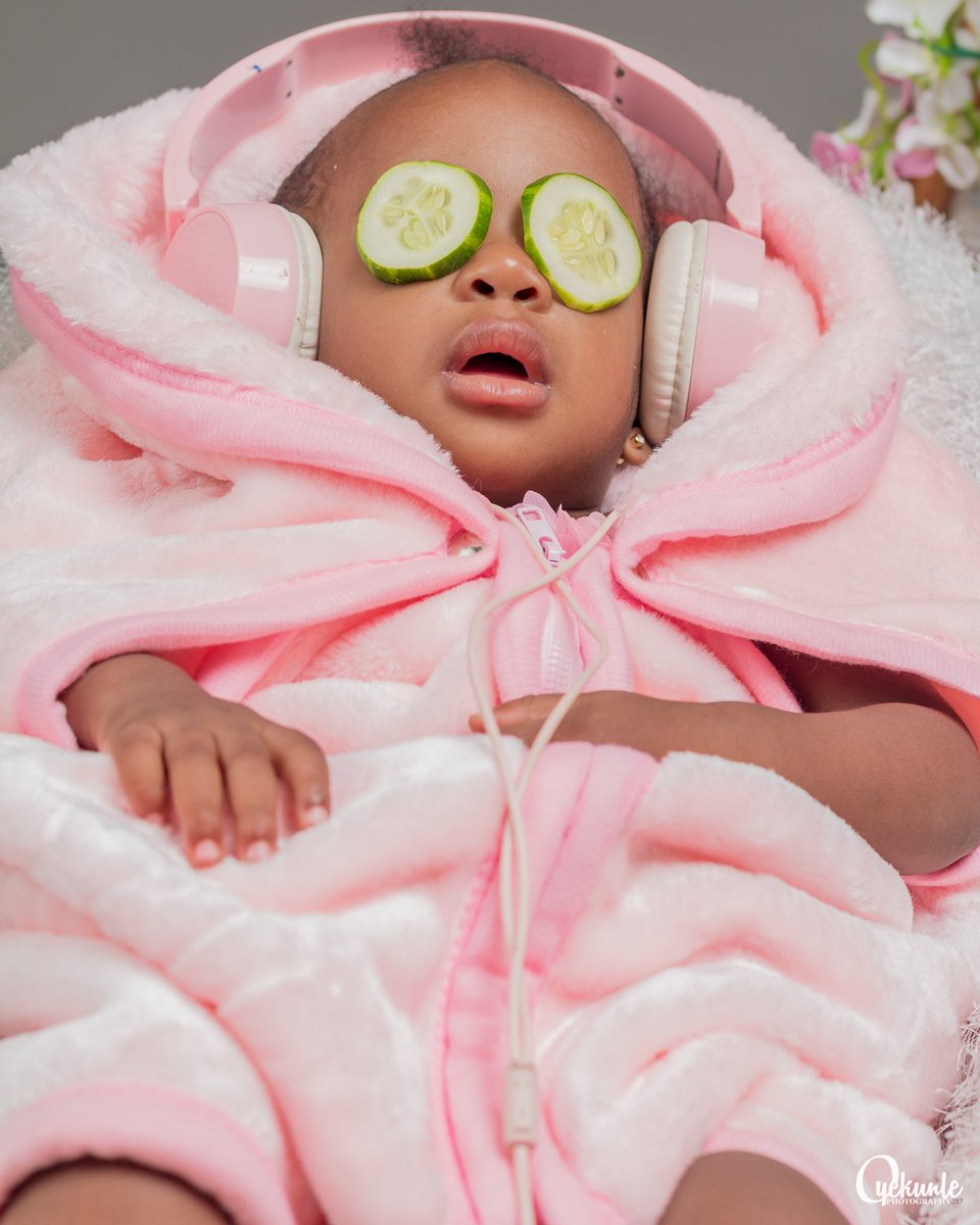 Itsmercyboi's tweet photo. T.E.N.I goes to SPA...
Wardrop manager: @oludareesther 
Flower: @rainbow_jevents 
Shot by @oyekunlephotography 
#oneyearold #1year #babyshoot @ladyinredng #thephotographycircle #oyekunlephotography #abujabirthdays #babybirthday #tuesdayvibes https://t.co/Yt7By0dtUk