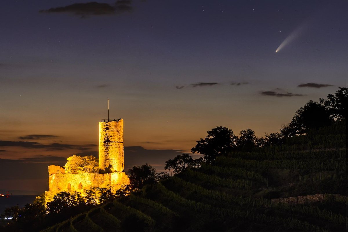 tank_red's tweet photo. Komet C/2020 F3 Neowise über der Schriesheimer Burg #komet #neowise #nachtfotografie #nightscape #bergstraße #schriesheim https://t.co/R4zuBwGF3c