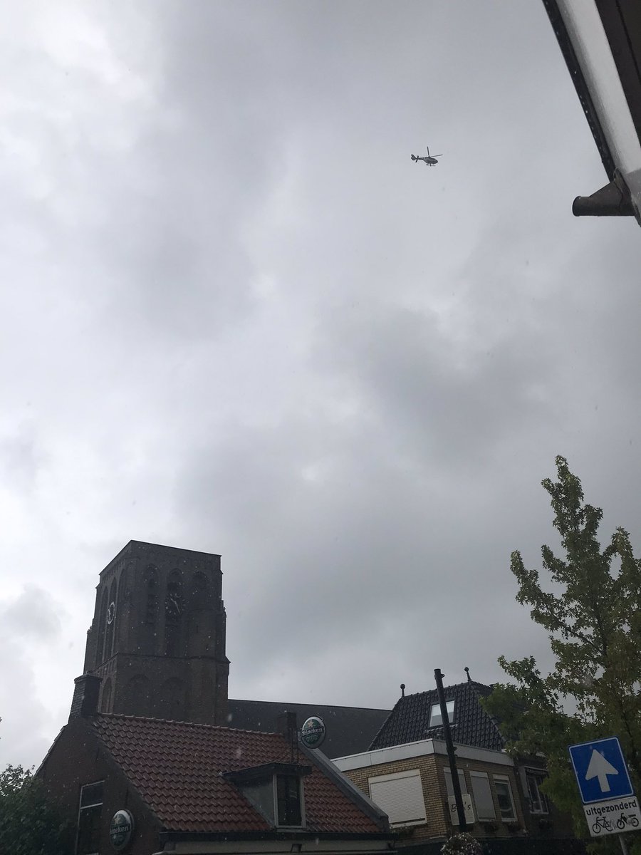 Politiehelikopter cirkelt al tijdje boven centrum van De Lier. Iemand bekend wat er loos is? #Westland #delier @PolWestland <a href="/regio15/">Regio15.nl</a> <a href="/WestlandersNu/">Westlanders.nu</a>