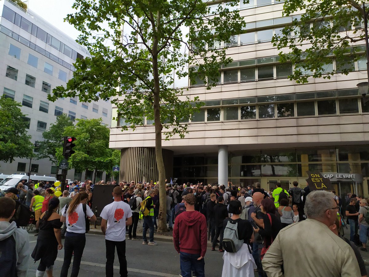 Ab7Media's tweet photo. Rassemblement de #GiletsJaunes devant l'#IGPN.

#14juillet #ViolencesPolicieres https://t.co/QeU7Z1G2cw