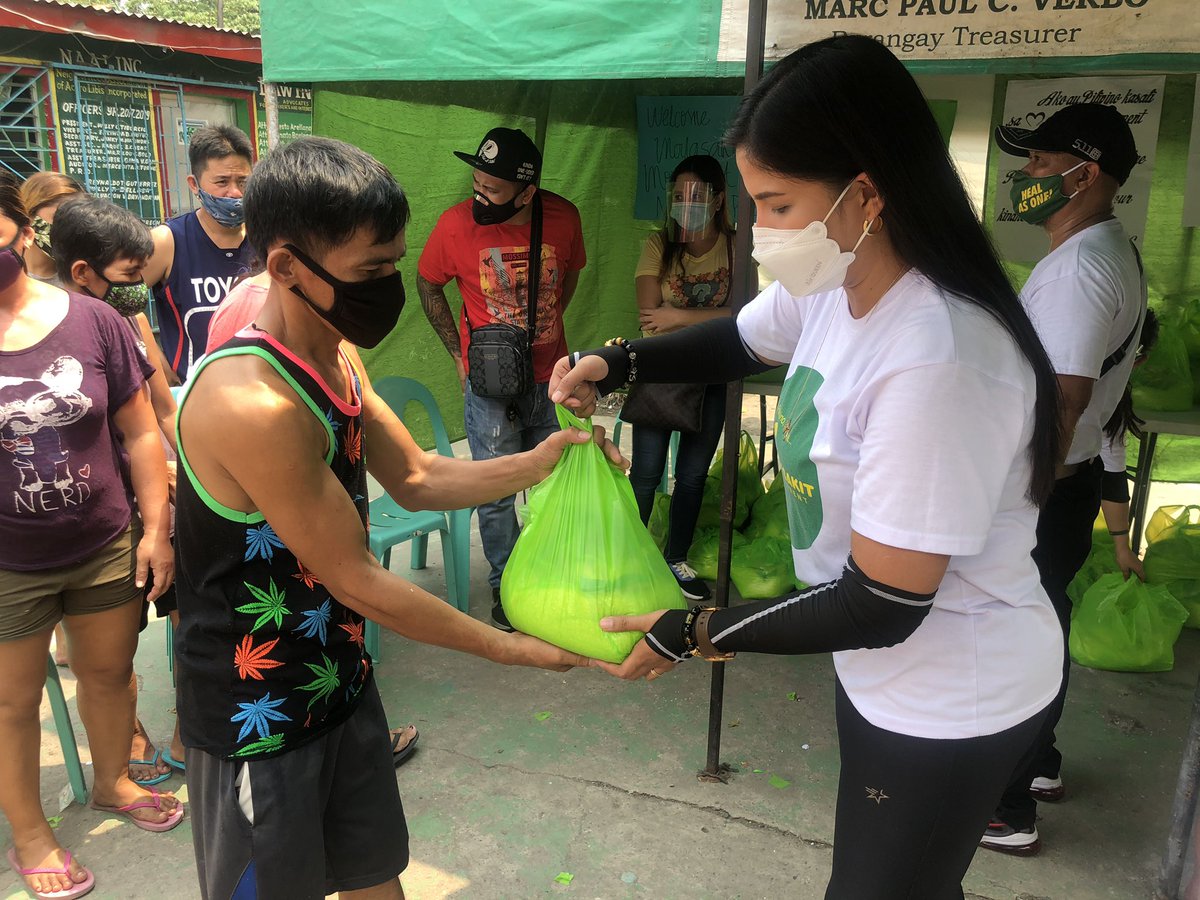 CELINEBURCE's tweet photo. 500 grocery packs para sa mga kababayan natin sa Malabon. Salamat po sa mga pribadong indibidwal na tumutulong sa Malasakit Movement. #teamMalasakit https://t.co/GvvwvHcntW