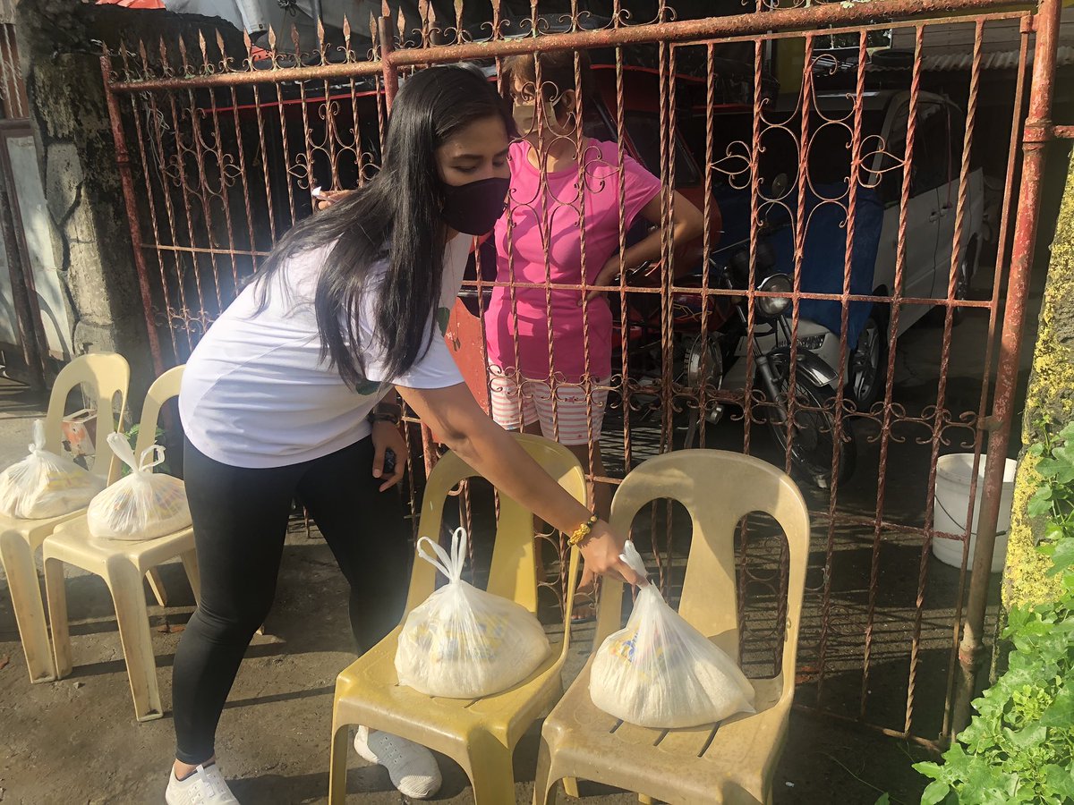 CELINEBURCE's tweet photo. Relief Operations ng Malasakit Movement sa Hagonoy Bulacan. #teamMalasakit https://t.co/y20j1nQJOr