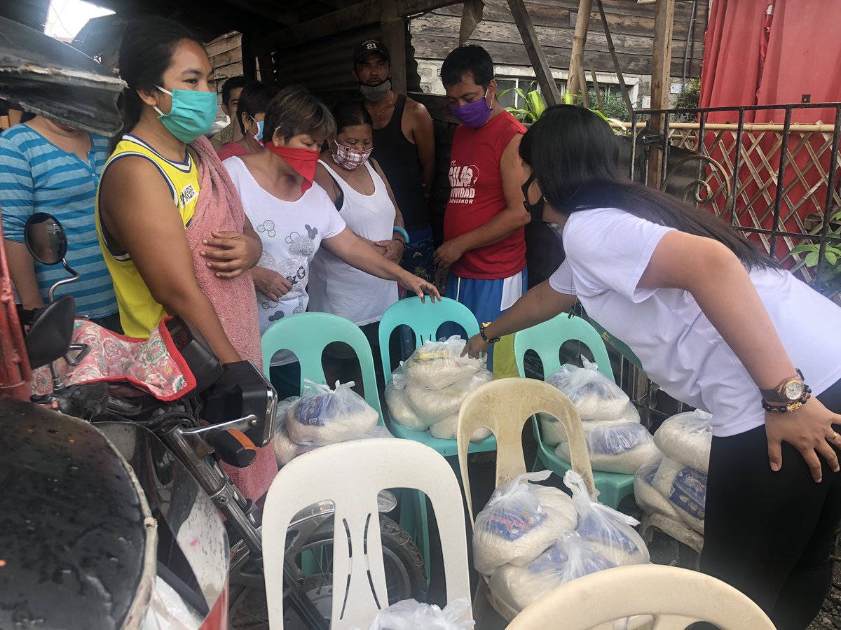 CELINEBURCE's tweet photo. Relief Operations ng Malasakit Movement sa Hagonoy Bulacan. #teamMalasakit https://t.co/y20j1nQJOr