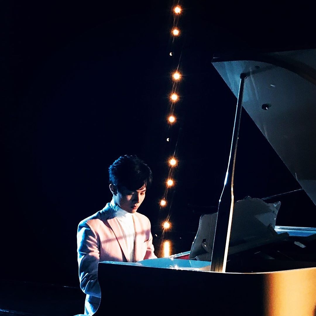Benny_carrot's tweet photo. There are countless reasons why we love him and it's so hard to explain with words bc we feel it with our heart. Loving him is like making a good deed which makes us more peaceful, the more we love him.
#FlyMeAroundEARTH
#WorldYLivex2Moons2 https://t.co/eBUV28ZmAW