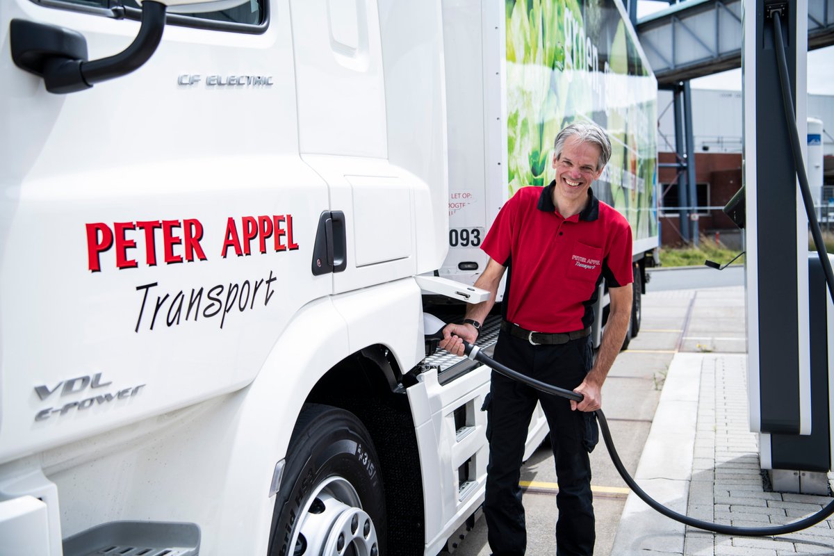 PeterAppelTrans's tweet photo. De eerste 100% elektrische trekker is afgeleverd bij Peter Appel Transport 
in het kader van de proeftuin met het elektrisch bevoorraden van binnensteden:  https://t.co/hDqsAjI1HB
#ElectricVehicles @DAFTrucksNV @VDL @Truckland  @albertheijn #peterappeltrans #duurzaamheid https://t.co/f29VrfLOJy