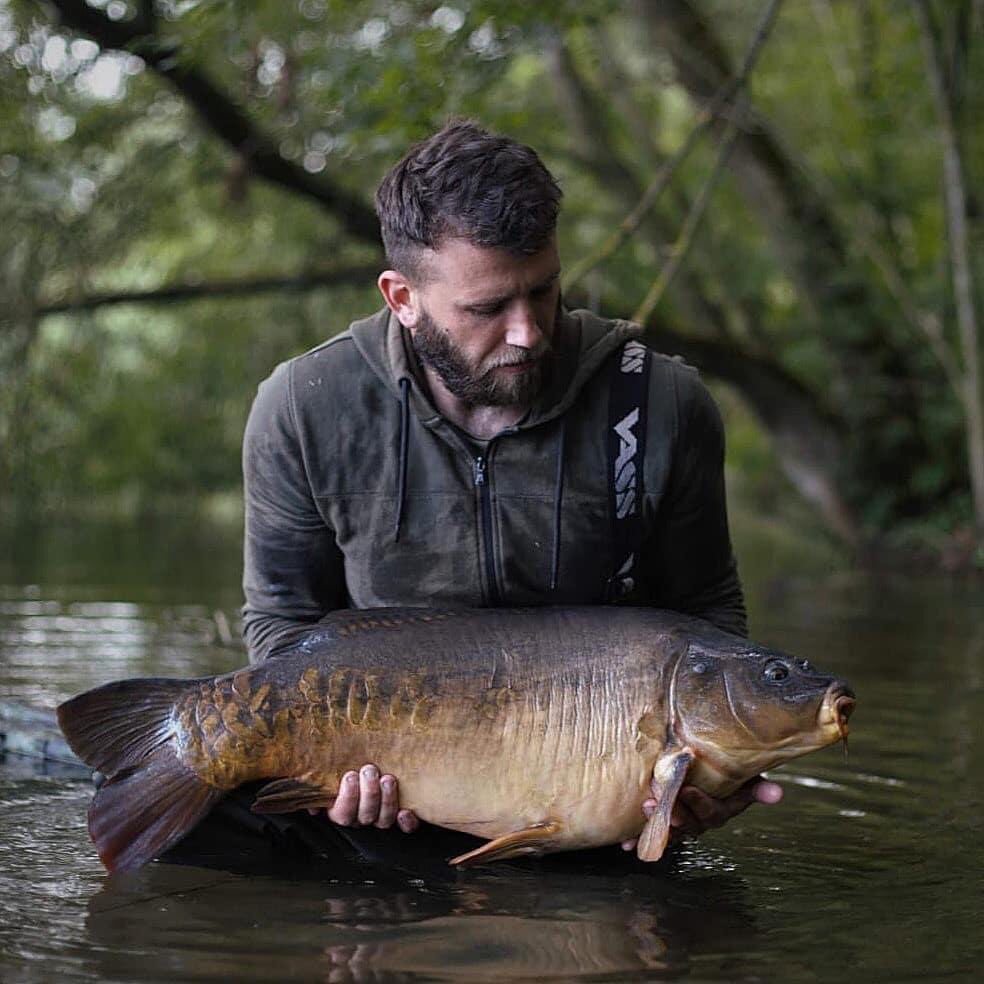 CarbonBaits's tweet photo. Mike Bloor was out recently using Hemp, Maize and Buckwheat in conjunction with Bait Guru jungle mix to tempt this old 30lb mirror.
.
.
#carbonbaits #hasslefree #particle #hemp #maize #tigers #minimix #partimix #hookbaits #carpy #angling #carpfishing #carp #angler https://t.co/RbizZTnuX8