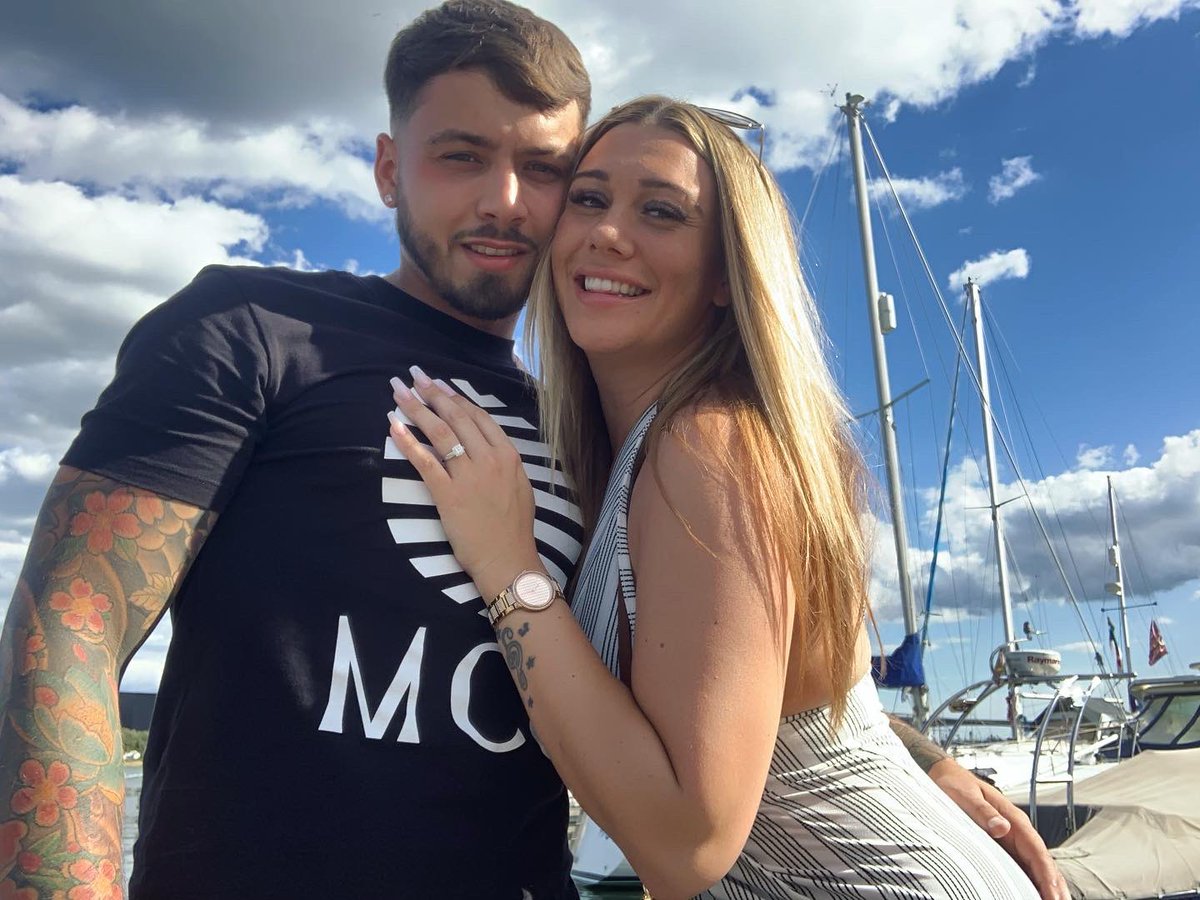shannon_mott's tweet photo. 💍🥰❤️ https://t.co/ppfQWNneAc