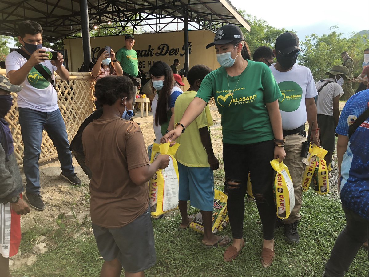 CELINEBURCE's tweet photo. Relief Operations ng Malasakit Movement sa Barangay Kamias Porac Pampanga. #TeamMalasakit https://t.co/8fbvcs85ce