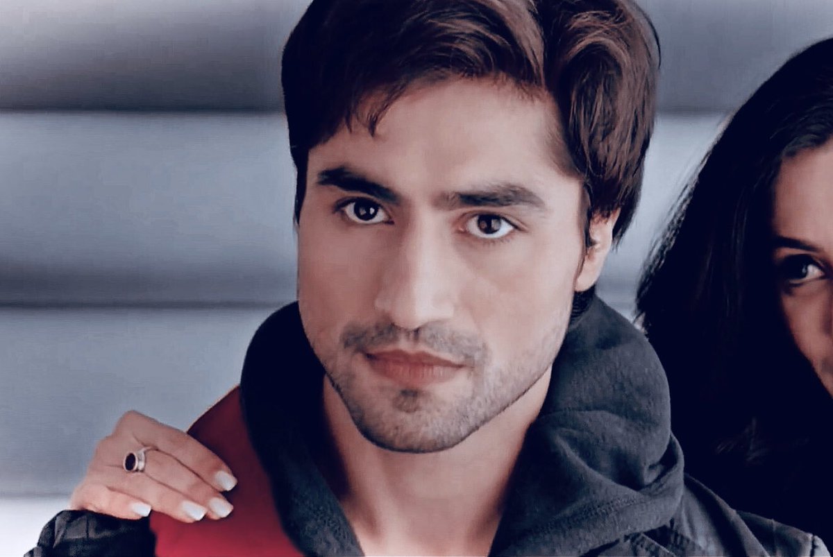 That murderous stare really looks as though the spirit of Sahir got into RahulOne more thing:T h a t. J a w l i n e. #HarshadChopda