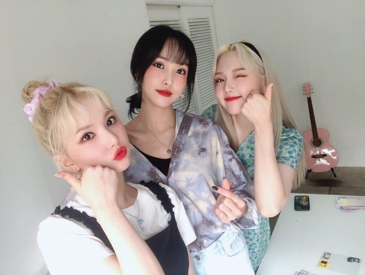 GFRDofficial's tweet photo. [📺 #여친Now]
애플🍎아~ 사과🍏야~
제일 🎀예쁜🎀 앨범은 어떤 앨범이니~?

#예린 #YERIN #은하 #EUNHA #유주 #YUJU

그 답은~ #디스패치 LIVE에서 
확인 가능합니다🙌
▶️https://t.co/D7Ep1LuKk1 https://t.co/goMqyCRq6h