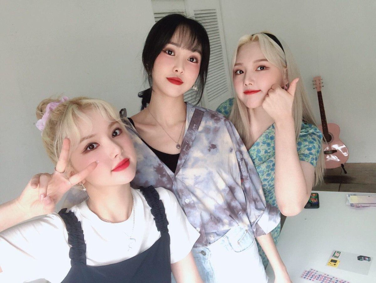 GFRDofficial's tweet photo. [📺 #여친Now]
애플🍎아~ 사과🍏야~
제일 🎀예쁜🎀 앨범은 어떤 앨범이니~?

#예린 #YERIN #은하 #EUNHA #유주 #YUJU

그 답은~ #디스패치 LIVE에서 
확인 가능합니다🙌
▶️https://t.co/D7Ep1LuKk1 https://t.co/goMqyCRq6h