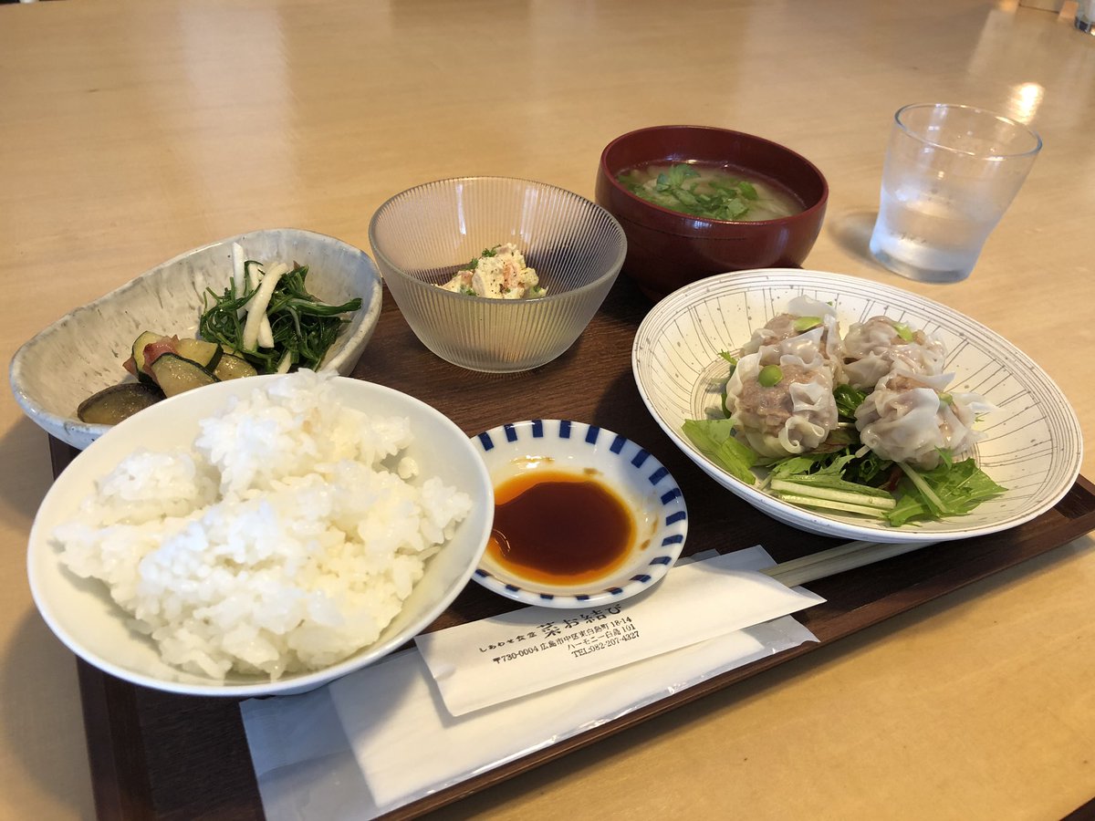 いっしー 白島まで仕事で来て 適当に入ったら ご飯がめちゃ旨な食堂でした 土鍋でキラキラしたご飯と味噌汁がおかわりok 月曜から木曜がランチ 金曜日がカレーだそうです そうそう滅多にこの辺を通らないのが悔しいなー