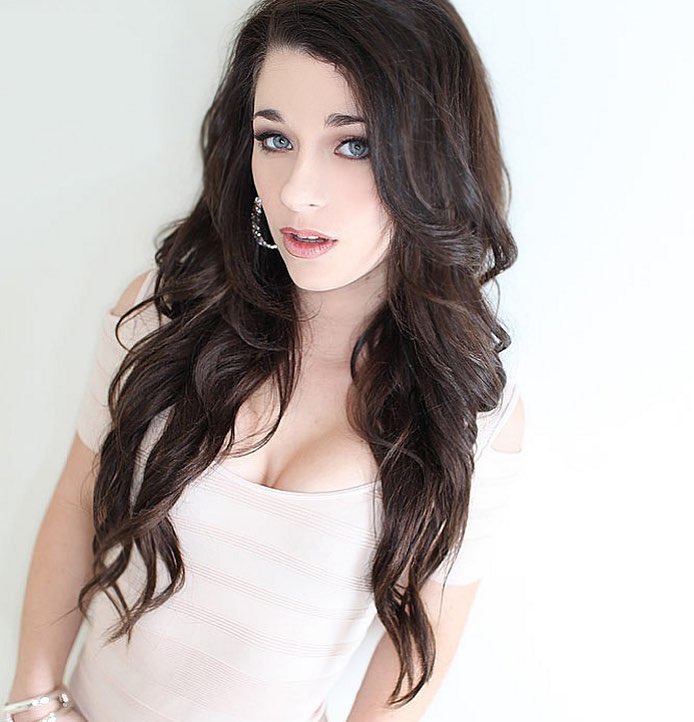 PhoenixWeeks's tweet image. time for a little nudes giveaway follow + like to join I'll hit you in DM 😏Your nose would look so much better between my pussy lips💙 !! 😏