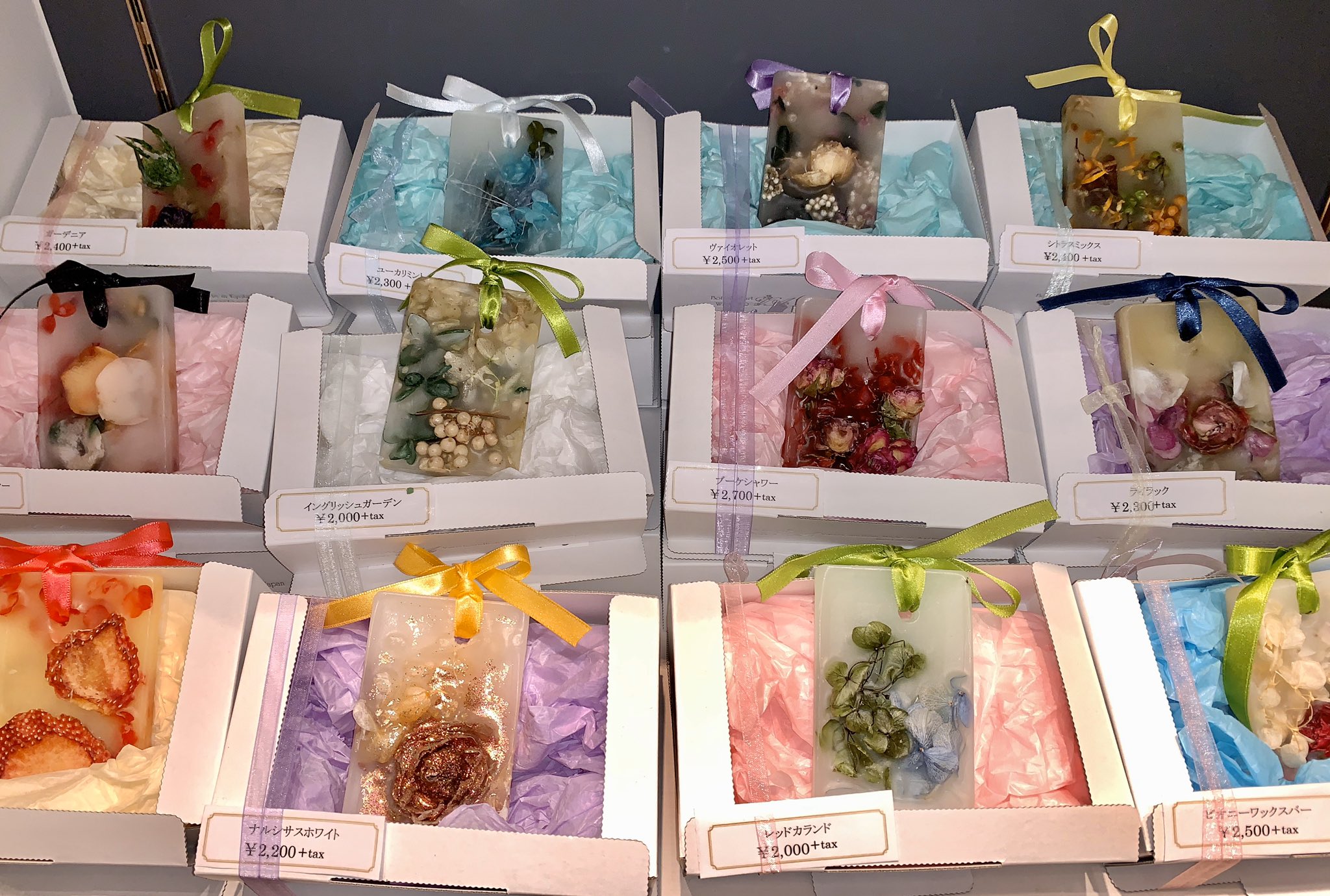 Maison De Fleur仙台 En Twitter Wax Bar ワックスバーとは 蝋で出来た芳香剤です お洋服に香りを移したり 枕元に置いて安眠アイテムとしてご利用頂けます 本物のハーブや草花を使用しており 香りだけでなく見た目も楽しめますよ 是非香りや見た目をご覧 Maison De Fleur仙台 En Twitter Wax Bar ワックスバーとは 蝋で出来た芳香剤です お洋服に香りを移したり 枕元に置いて安眠アイテムとしてご利用頂けます 本物のハーブや草花を使用しており 香りだけでなく見た目も楽しめますよ 是非香りや見た目をご覧