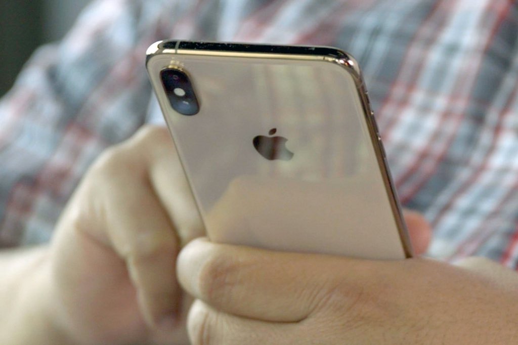 1. Beli Warna TerbaruSetiap tahun, model baharu iPhone akan mempunyai warna baharu seperti warna Rose Gold pada iPhone 6s, gold pada Xs dan Midnight Green pada 11Pro.Anda perlu membeli warna terbaru agar orang akan tahu bahawa peranti anda adalah iPhone terkini di pasaran.