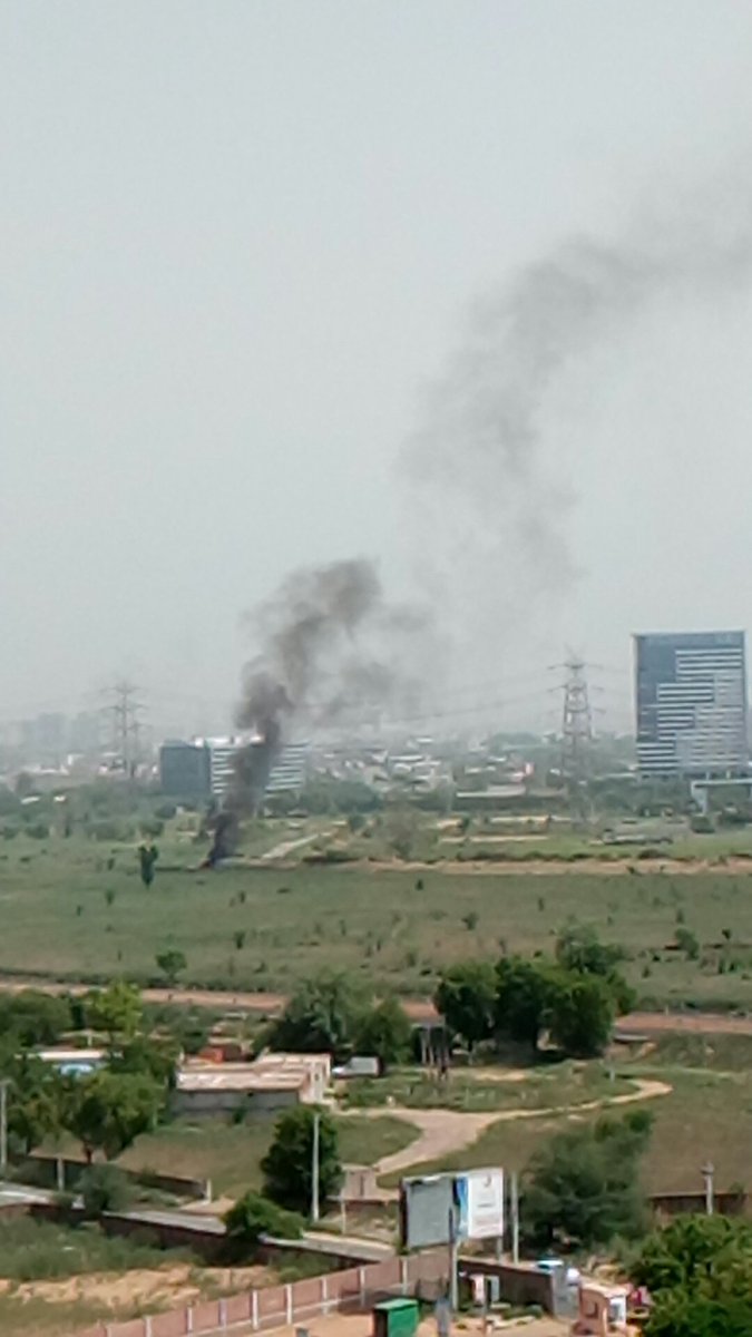 singlapankaj9's tweet image. @MunCorpGurugram waste burning in sector 75A across dlf privana road opposite to DLF corporate greens has become a routine activity causing severe pollution in area.