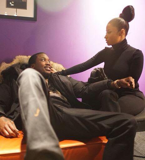 jorryetavious's tweet image. bruh Meek Mill cant be that bright bc look at how everybody be lookin at this man 💀💀💀💀