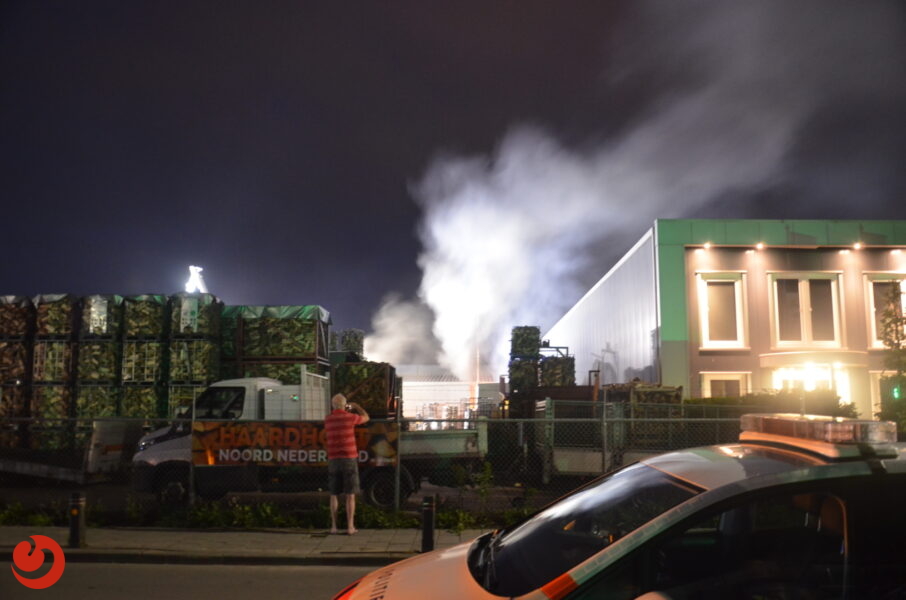 Brand op terrein houthaardhandel - LEEUWARDEN – Op het terrein van een haardhouthandel op de Orionweg brak maandagavond laat brand uit. De brandweer kwam af op een... -..