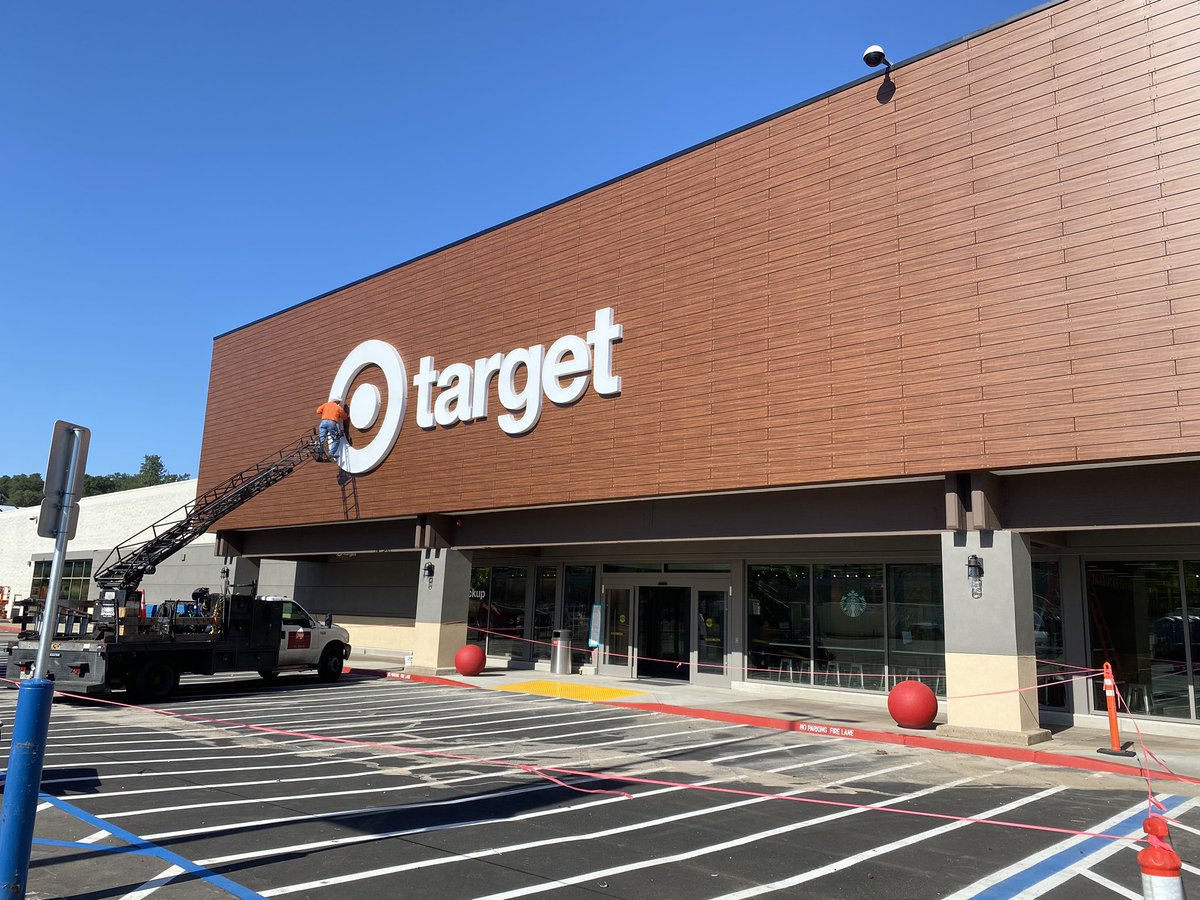 amberlk09's tweet photo. Opening up a BRAND NEW BEAUTIFUL STORE! #T3355 #soexcited #newstore #Target #teamworkmakesthedreamwork https://t.co/K24zEUpULF