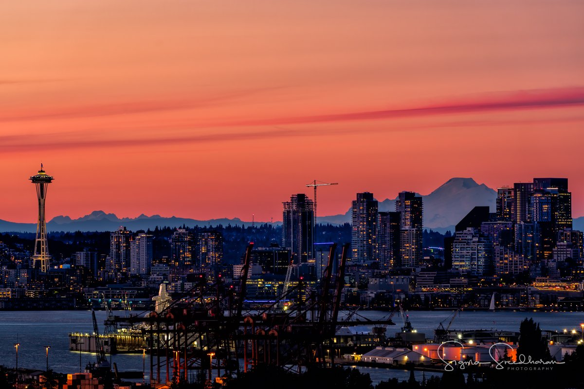 sigmas's tweet photo. Same frame as yesterday's #sunset, totally different vibes tonight! #Seattle at its July best! https://t.co/8k3QSDVzvM