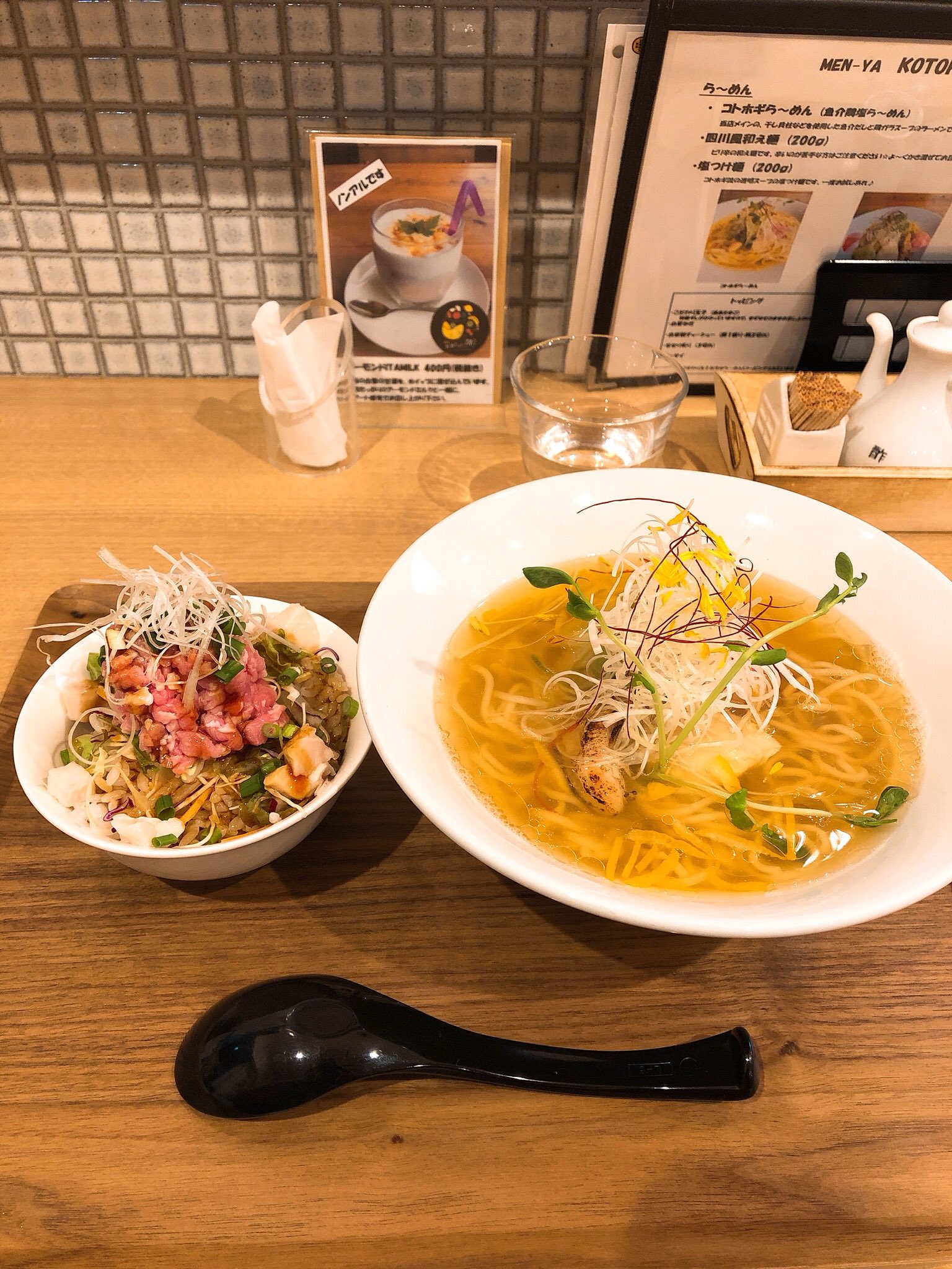 ふらりあ 兵庫県グルメ 1 17 伊丹市の麺屋 コトホギ 魚介鶏塩ラーメンとチャーシュー丼セット あっさりしてるのに魚介の旨味がしっかり出てる ラーメンもチャーシュー丼もペロッといっちゃった コトホギ 伊丹市ラーメン 伊丹市グルメ 伊丹市
