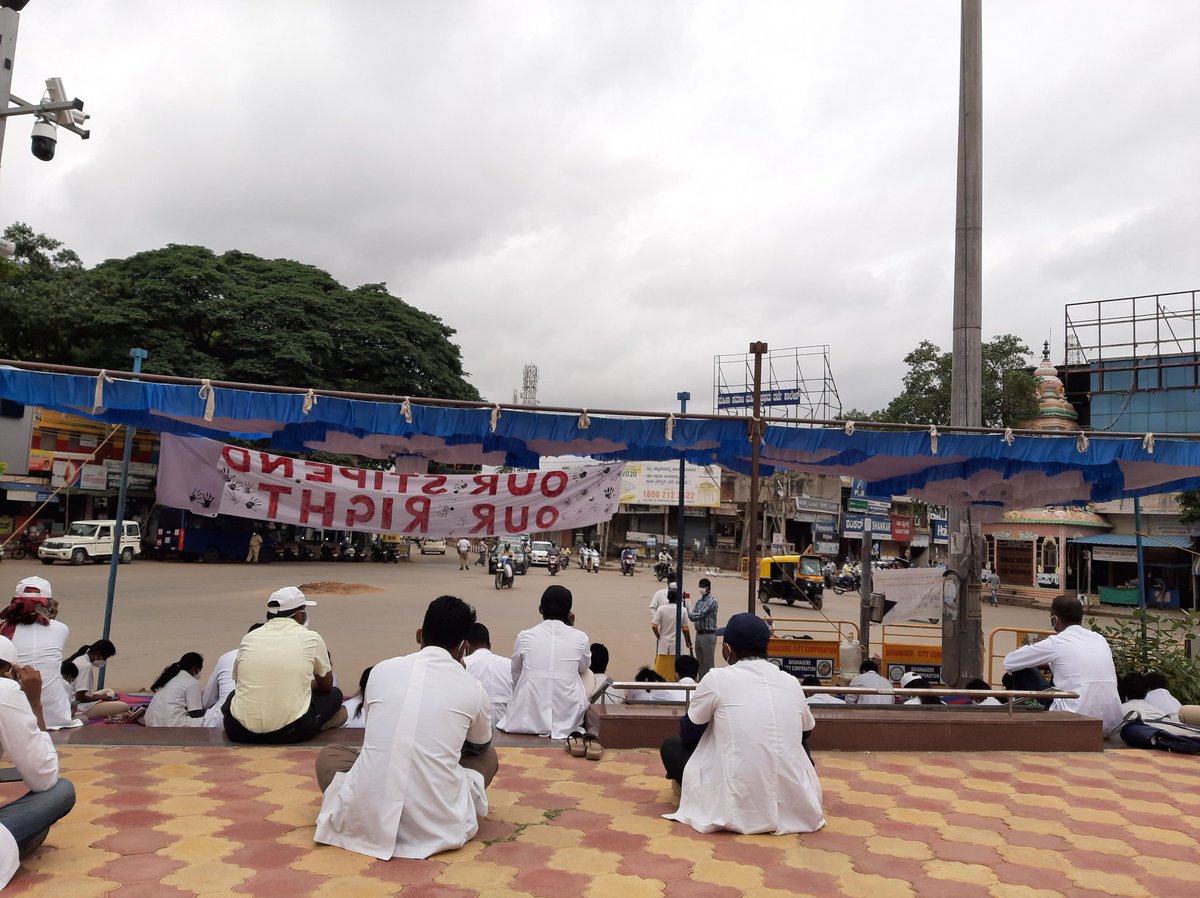 namratadev3's tweet photo. Day 16 of strike 
People came by, people passed by and it continues
The traffic signal turned green, turned red and it continues 
Ministers came, assured us and lol it continues 
But we remained static here at this place and it too continues ! 
#ShameOnKARgovt 
@CMofKarnataka https://t.co/BCy5NgOFMj