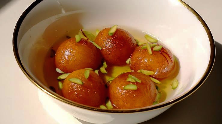 FoodrushR's tweet photo. Khoya gulab jamun 🌰😍
Visit my blog given in bio for recipe....
#gulabjamun #food #indiansweets #foodie #foodporn #foodphotography #indianfood #dessert #sweets #foodblogger #rasgulla #sweet #mithai #bhfyp  #yummy #kachori #india #foodlover #foodrushrecipe #homemadefood #recipes https://t.co/D1M7KIHVaG