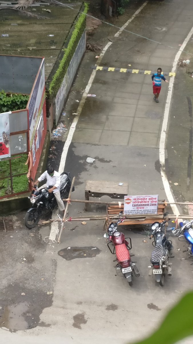 nikatoon2's tweet photo. @narendramodi @CMOMaharashtra @ThaneCityPolice @DrSEShinde  @KDMCOfficial This was supposed to be a containment zone. People are roaming around to and from containment zone in Sangeetawadi, Dombivli (E.) https://t.co/nt8yCz2KBi