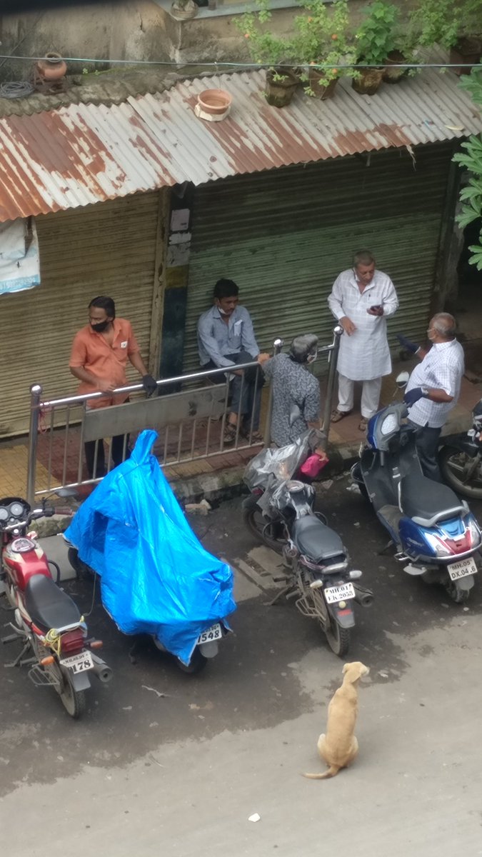 nikatoon2's tweet photo. @ThaneCityPolice No action has been taken till now. Here's an update on today's condition. The man in white kurta never wears that mask. https://t.co/3k34Kw56pD