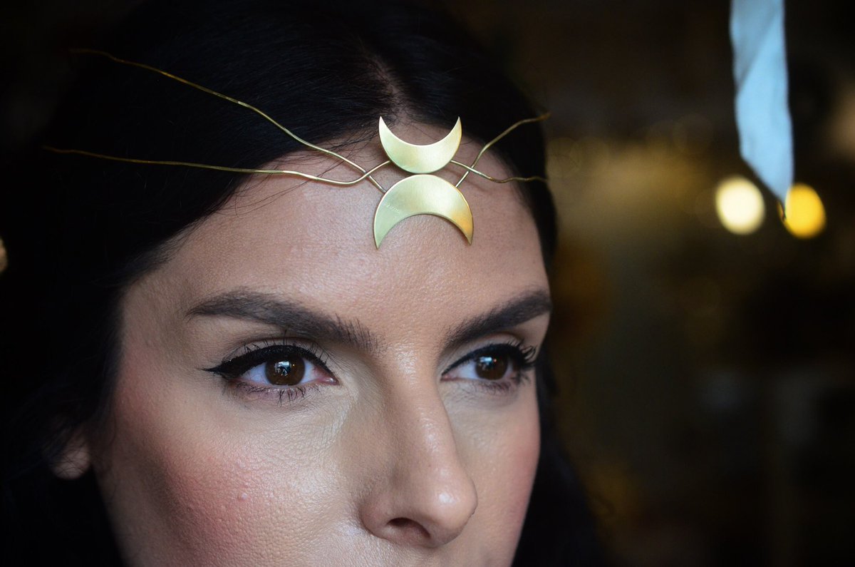 SkariJewellery's tweet photo. Real goddesses fix each others crowns 👑 

The Serifina double moon headpiece, available through the Etsy shop or from @snoopers.attic ✨🌙 #headpiece #jewelleryuk #handmadejewelry #bohobride #skarijewellery #snoopersatticbrighton https://t.co/hguAtDD00M