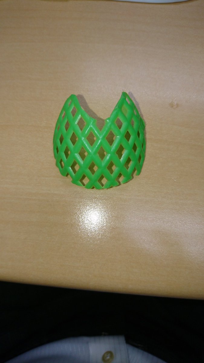 dadachibi's tweet photo. これをマスクの下に入れれば、息を吸った時の張り付きゼロ。
山用のタマゴケースで作成 https://t.co/UvWWh1NfeW