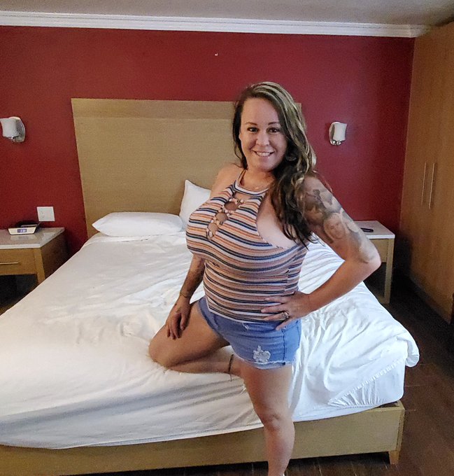 Don&rsquo;t I look so cute today ?! Big tittyfucking fun all day! https://t.co/KufApUcCPR https://t.co/PjA