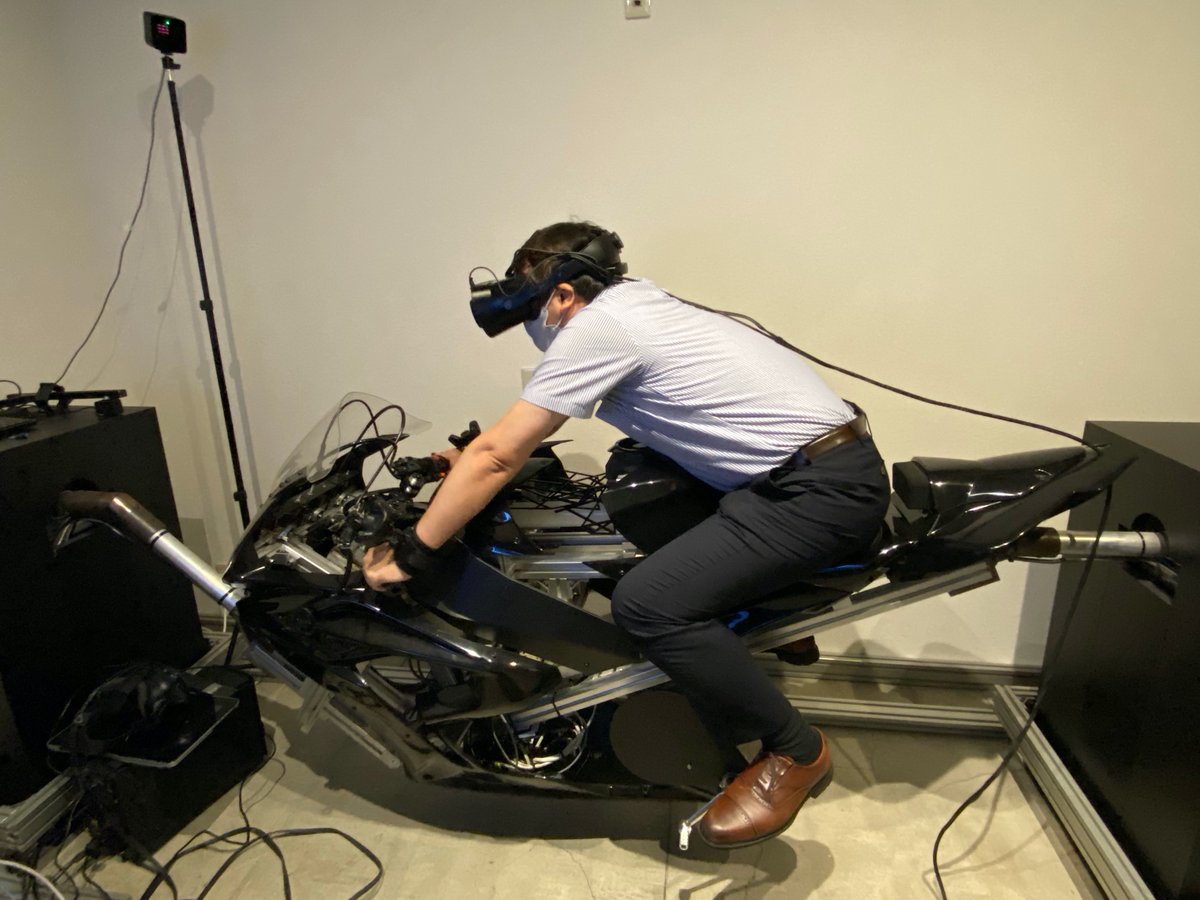 ELSA_JAPAN's tweet photo. 技術 A です。

Prototype INC.さんと協業しバイクシミュレーターの GODSPEED VR airborne を Varjo XR-1 で体験

XR-1 で体験するとコース、周囲の風景ともに鮮明に体験できます！

また、フライトシミュレータもグリーンバックで XR-1 のクロマキー機能を活用！

@varjodotcom https://t.co/XTrjmw85qg