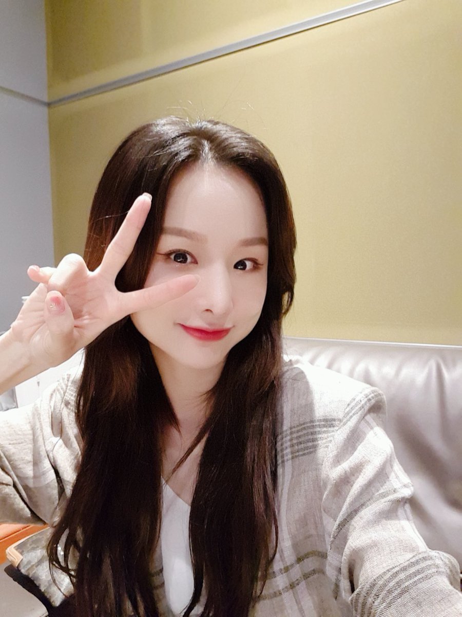 Solji__Official's tweet image. 지금✔️ 🕒 #MBC #FM4U 
'두시의 데이트 뮤지, 안영미입니다'
보이는 라디오👀 솔지랑 만나요🙌🏻

#솔지 #오늘따라비가와서그런가봐 #Solji #Rainsagain