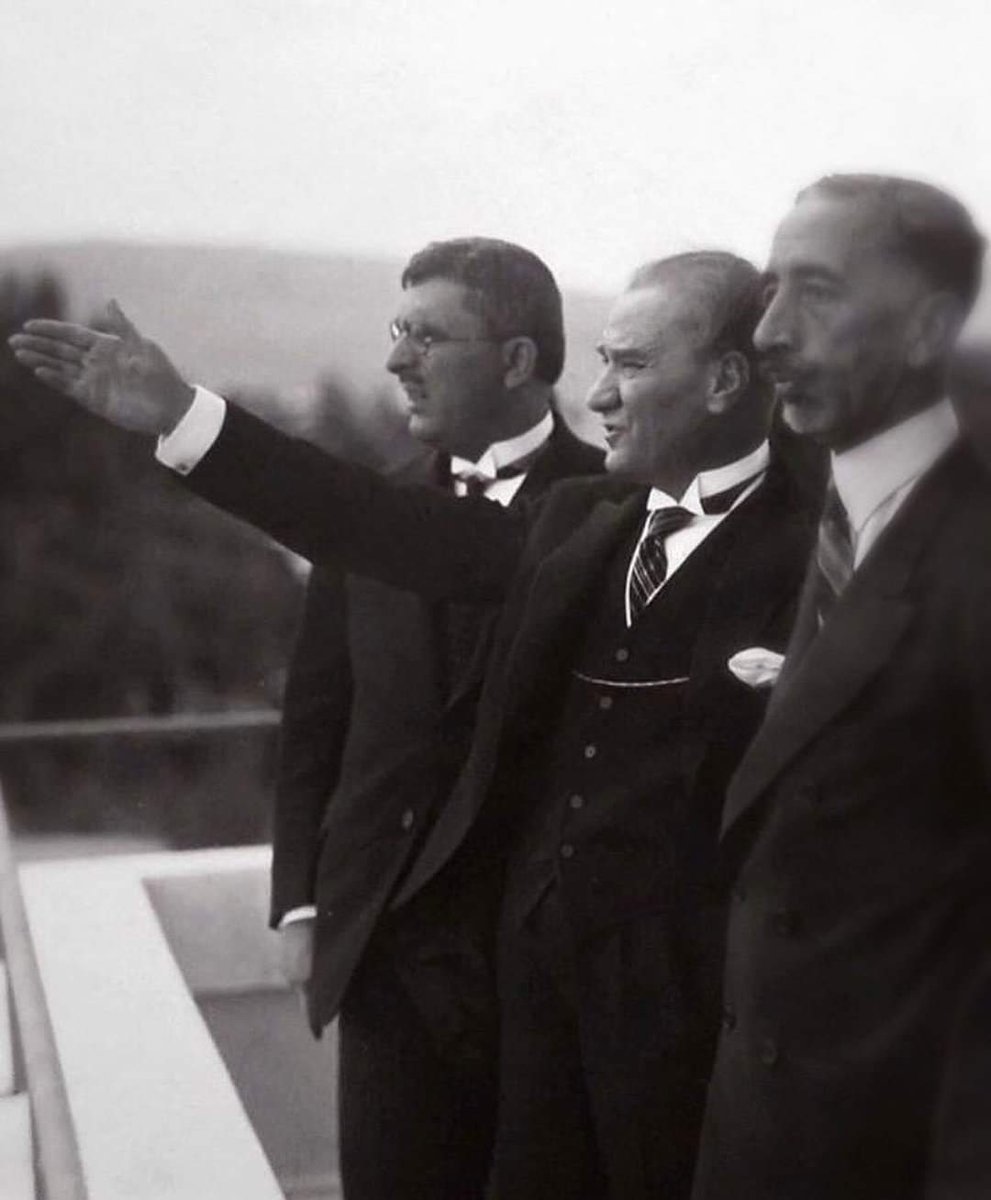 Kuroval_1919010's tweet image. Yeni Türkiye Devleti temellerini
süngüyle değil,
süngünün de dayandığı
ekonomi ile kuracaktır.
Yeni Türkiye Devleti,
cihangir bir devlet olmayacaktır.
Fekat
Yeni Türkiye Devleti,
bir ekonomi devleti olacaktır..!

   Gazi
          Mustafa Kemal ATATÜRK